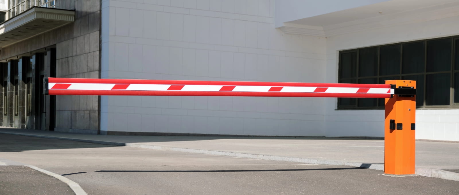 Automatic boom gate.